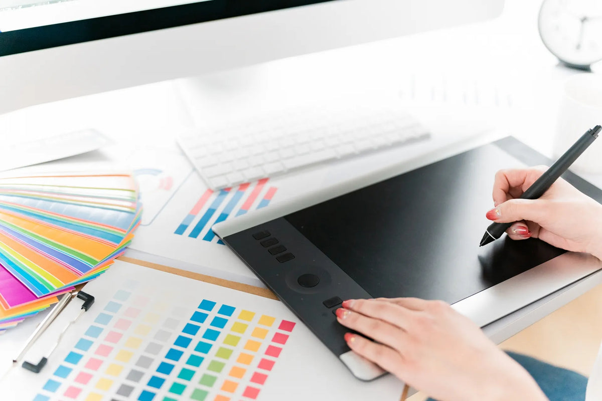 企業ロゴやブランドカラーの指定がある場合