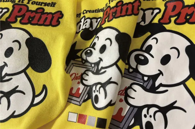 シルクスクリーンプリントとインクジェットプリントを並べた比較画像。同じデザインの黄色Tシャツを2枚並べており、発色・インクの乗り方・仕上がりの違いを確認できる