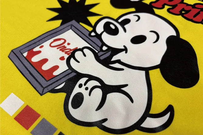 DTFプリントの仕上がりを接写した画像。黄色Tシャツにキャラクターデザインが鮮明に転写されており、発色の良さと細部の再現性を示している