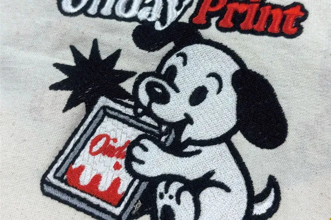 刺繍プリントの仕上がりを接写した画像。OndayPrintのキャラクターとロゴが生地に立体的に縫い上げられており、糸の質感と細かなディテールが確認できる