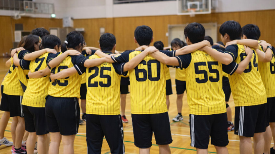 背番号入りのオリジナルプリントユニフォームを着た学生チーム