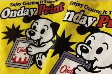 オンデープリントロゴ入りイエローTシャツで3手法を比較：左がシルクスクリーン、中央がインクジェット、右がDTFプリント