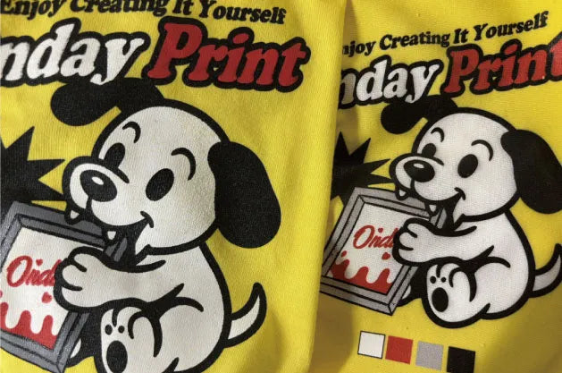 オンデープリントロゴ入りイエローTシャツで比較：左がシルクスクリーン、右がインクジェットプリントの仕上がり